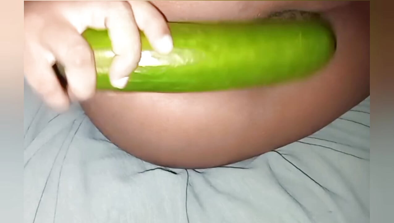 Sri Lanakan seksi kız en iyi salatalık ile amını sikiyor