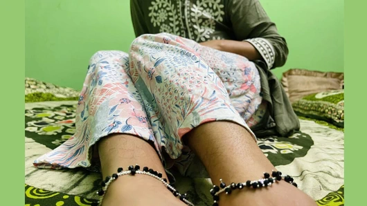 Seksi bayan pembe amına meyve suyu döküyor