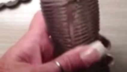 Gf bana aldığı oyuncağı gösteriyor