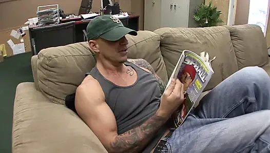 Azgın kız deve toynağı amcığı döl dolu küçük görünüyor