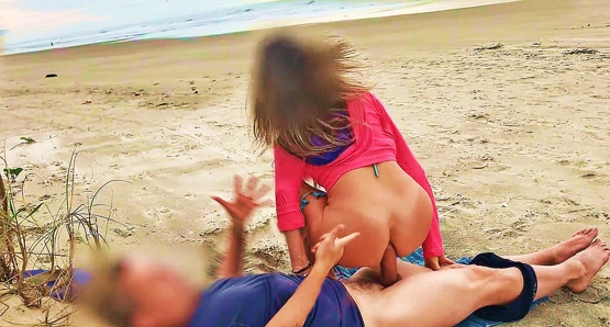 Sikimi götünden çıkar! Bize bakıyorlar!