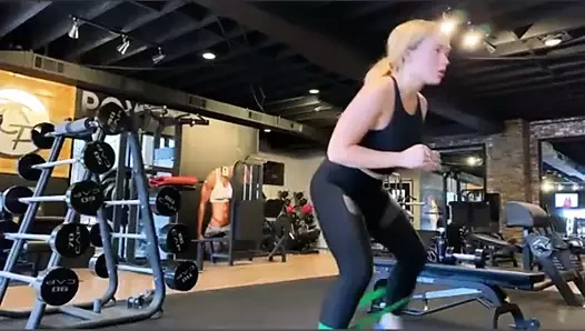 Natalie alyn lind spor salonunda egzersiz yapıyor