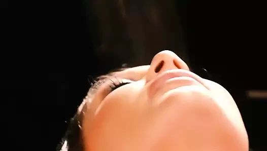 Aurora Snow analiz edilirken amını ovuyor