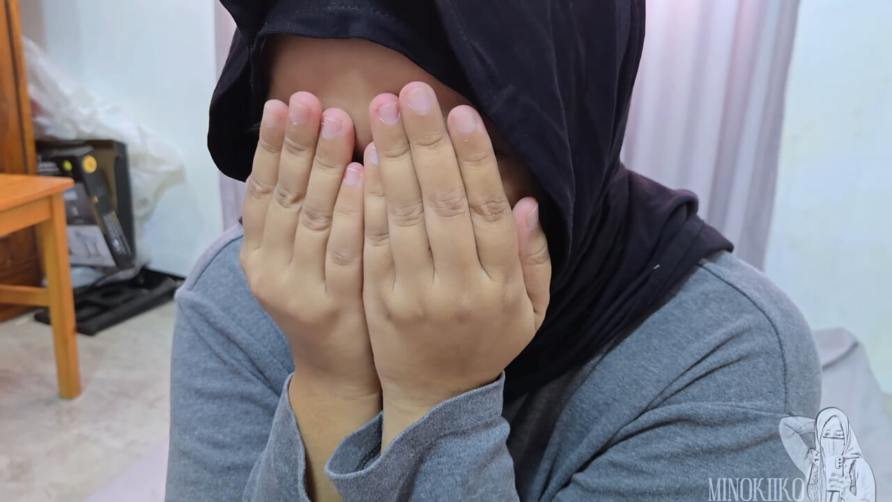 Tesettürlü evli kadın aldatırken yakalandı ve kocası tarafından kırbaç cezası aldı - minokiiko