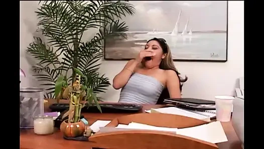 Amcık yalayan amcık büyük penisi ağzında sikiyor