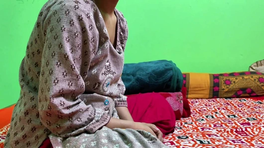 Güzel yeni evli evli kadın komşusu tarafından sikiliyor