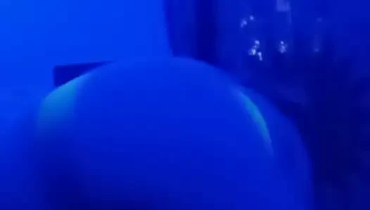 Kalça kalçalarını sallıyor