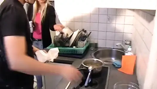 Ev kölesi mutfağı temizlemeli