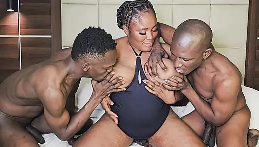 Afrikalı anne 2 üvey oğlu tarafından sikiliyor