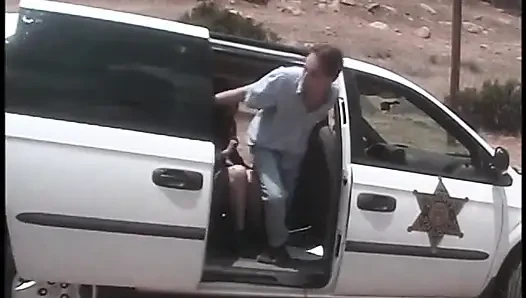 Hevesli kısa saçlı sürtük açık havada bir bankta sikiliyor