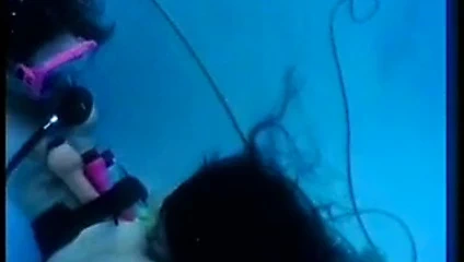 Tüplü kızlar havuzda oyuncaklarını deniyorlar