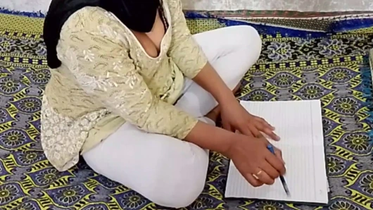 Üvey kız odasında ders çalışıyor ve özel bölümlerinin tadını çıkarıyor