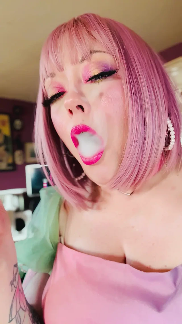 Bir sevgilim akciğerlerini dumanla dolduruyor - Tina Snua mantar sigarası içiyor - snap inhale duman halkaları sürükleniyor omi ome