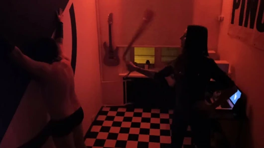 kırmızı odada kırbaçlama