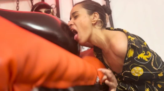 Maksimum tutkuyla götümü yalıyorum - lezdom