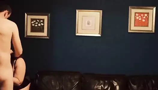 Bir yabancı evimize giriyor ve karımı baştan çıkarıyor