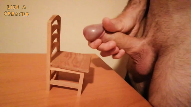 küçük bir tahta sandalyede handjob ve twinks