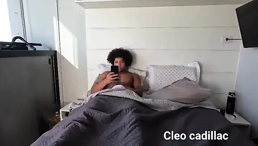 Üvey anne, üvey oğlunun el işi yaptığını izliyor ve ona el işi yapıyor