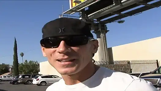 Tavlanan orta yaşlı seksi kadın sikiliyor ve yüzüne boşalma