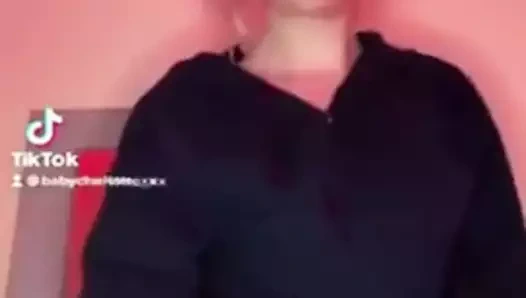 Seksi tiktokçu kız