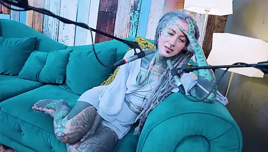 P hakkında konuşuyorum - tutku - asmr podcast sfw konuşuyor gotik sıska kız dreadlocks dövmeli model dövmeli kız