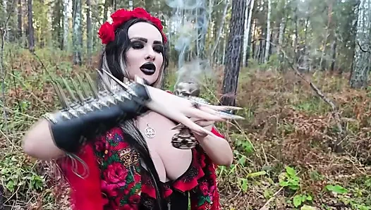 Bir orman cadısı ritüeller yapıyor, bir adamı baştan çıkarıyor ve onu sikiyor