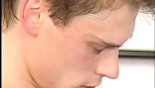 Anne oğlunun arkadaşını sikiyor