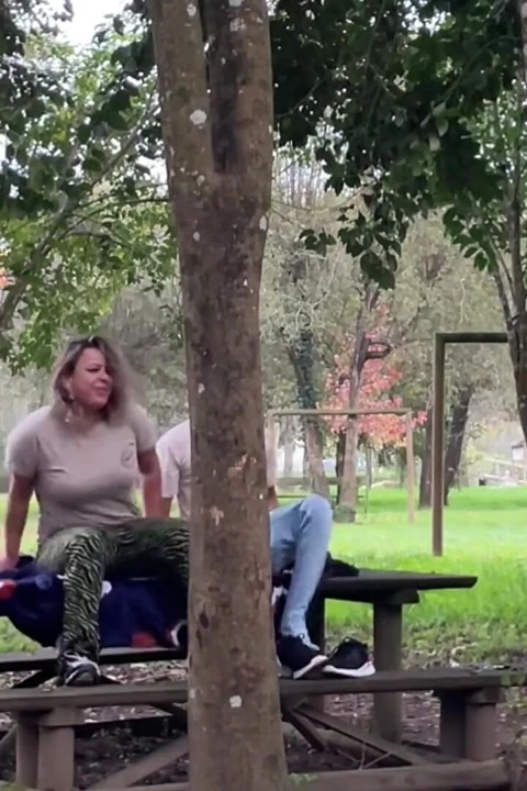 Üvey anne açık havada seks yaparken yakalanıyor