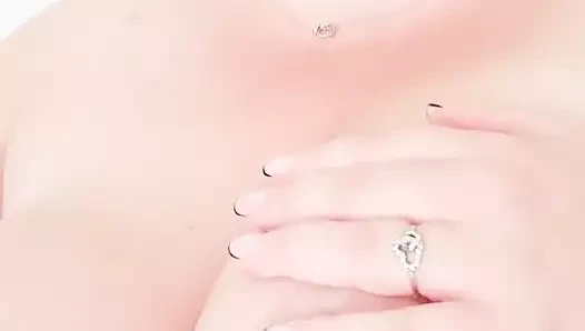 Vibratör büyük göğüslerimle oynuyor