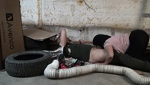 Nymphomaniac kız New York'ta sokakta beş parasız götlü bir serseriyle seks yapıyor
