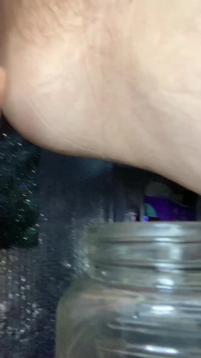 Büyüleyici an "Sıcak ve azgın hippi ev kadını bir bardağa işemek için bir kateter kullanarak yeni bir sapıklık getiriyor"