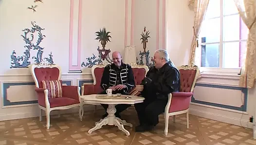 Alman bdsm -köle olarak orta yaşlı seksi kadın
