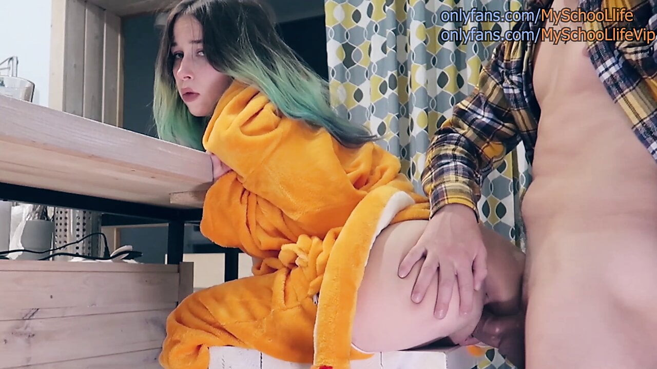 Pokemon pijamalı uykulu bir gençle seks