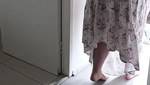 Gerçek büyük götlü orta yaşlı seksi kadın büyük zenci yarağı sevgilisi için soyunuyor. Irklararası yaramaz oyun.