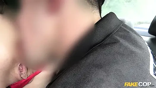 Fake cop - kamyon durağı cezbedici: sürtük tatlı kız polis arabasında sert sikiliyor ve gırtlağına kadar alıyor