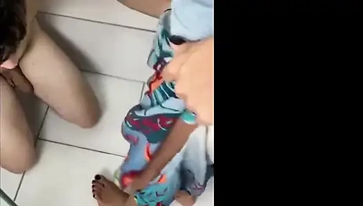 İşe yaramaz köle sahibe Kiffa'nın ayaklarını yıkıyor - edepsiz ayaklara tapıyor