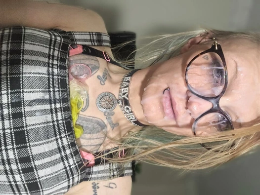 Trans sürtük kullanılmış prezervatifle oynuyor