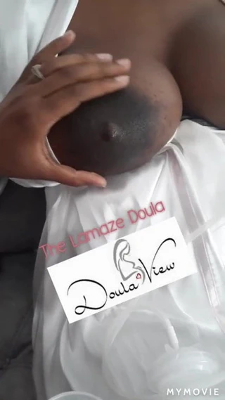 Siyah kadın başka bir siyah kadının büyük kahverengi baştankara sağma