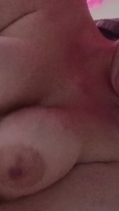 Islak orta yaşlı seksi kadın duştan sonra mastürbasyon yapıyor | Klip 1