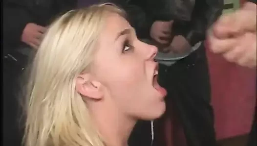 Seksi sarışın güzel kadın dizlerinin üstüne çöküp gariplerle dolu bir odayı sikiyor