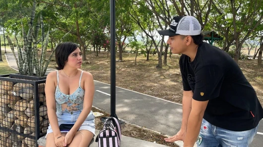 Я трахаю мою богатую подругу жестко после приезда усталой с работы и получения захватывающих массажей.