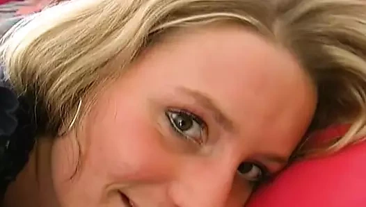 Şaşırtıcı Alman sarışın, manşonuna uzun bir salatalık dolduruyor