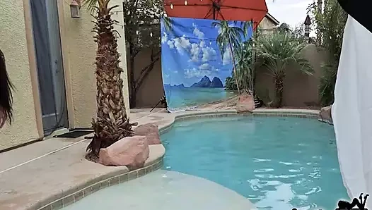 Yaramaz esmer milf sofie marie fotoğraf çekimi için çıplak poz veriyor