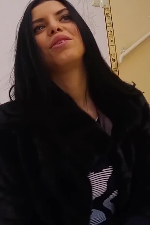 Azgın hatun Kira Queen mugurporn tarafından birden fazla pozisyonda sert sikiliyor