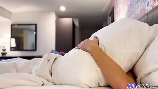 Orta yaşlı seksi üvey anne Spencer Scott koca sikli üvey oğullarını azgın arzularını iyileştiriyor