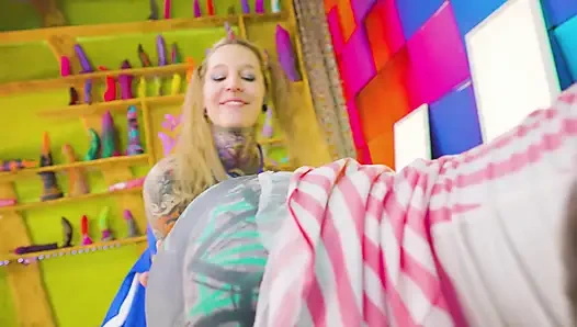 Yaramaz dövmeli kızlar çift anal - 2 ve 2 delikli yüze boşalma