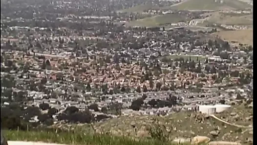 Esmer fahişe havuz kenarında bir yapay penis ile busty sarışın kıçını sikiyor