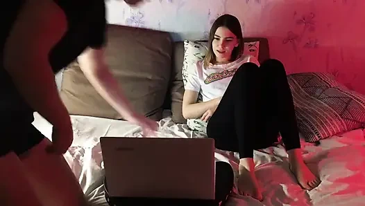 İyi bir kız olduğum için sikini emmeme izin verdi