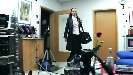 Sarışın ve esmer kızlar iki sert paylaşıyor