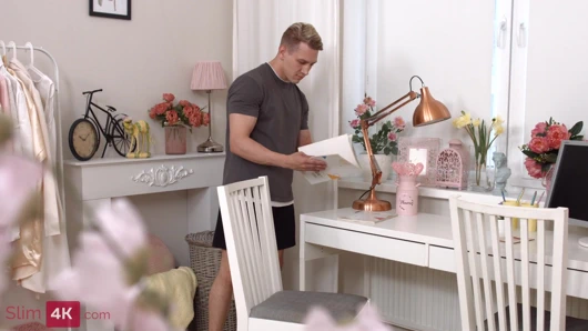 Sarışın erkek arkadaşıyla eğleniyor ve boşalıyor